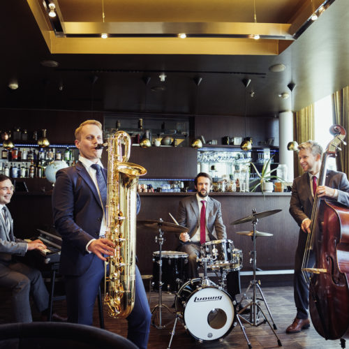 Das Quartett Swing Department aus Dresden spielt Livemusik in einer Bar